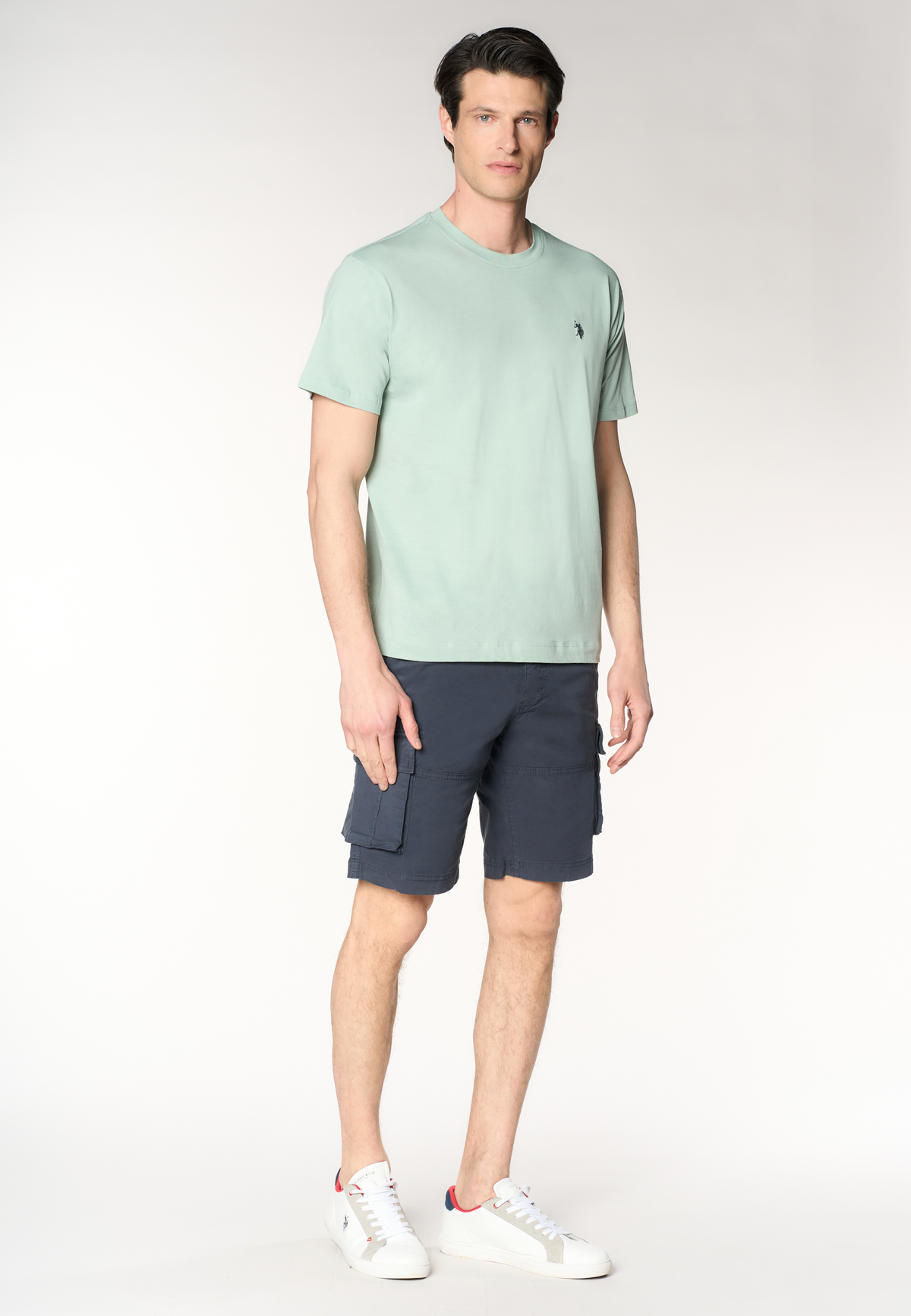 Pantalone corto cargo in cotone con tasche applicate