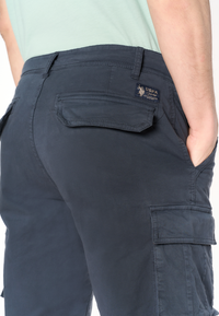 Pantalone corto cargo in cotone con tasche applicate