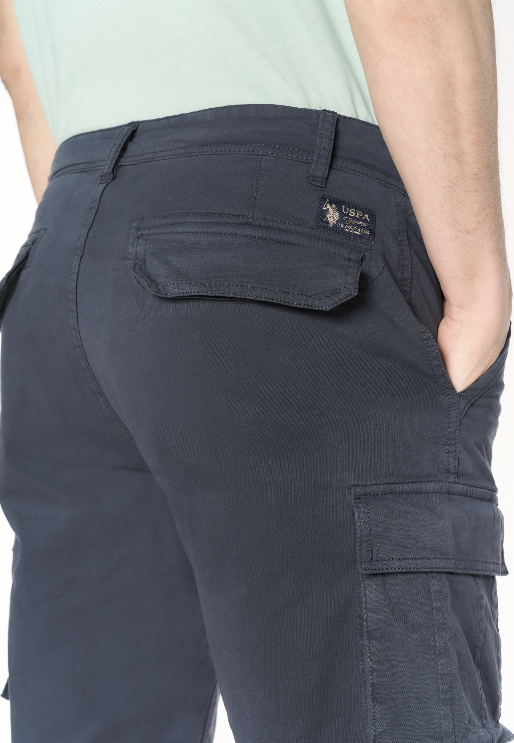 Pantalone corto cargo in cotone con tasche applicate
