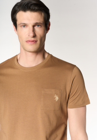 T-shirt uomo in cotone basic jersey con taschino e logo ricamato