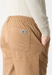 Pantaloni chino con coulisse regolabile
