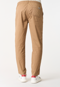 Pantaloni chino con coulisse regolabile