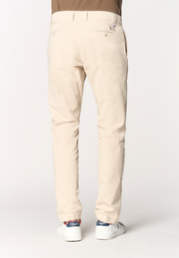 Pantalone chino da uomo in cotone stretch overdyed