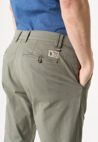 Pantalone chino da uomo in cotone stretch overdyed