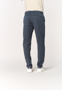 Pantalone da uomo in cotone stretch con carrot fit