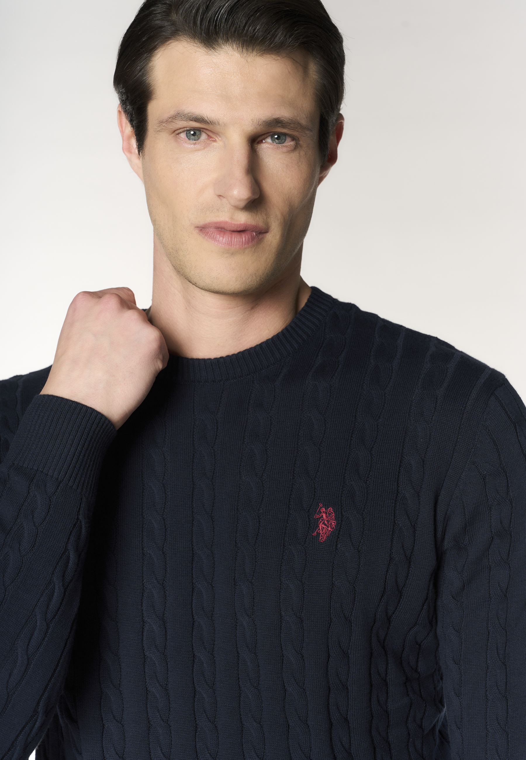 Maglia girocollo da uomo con lavorazione a treccia