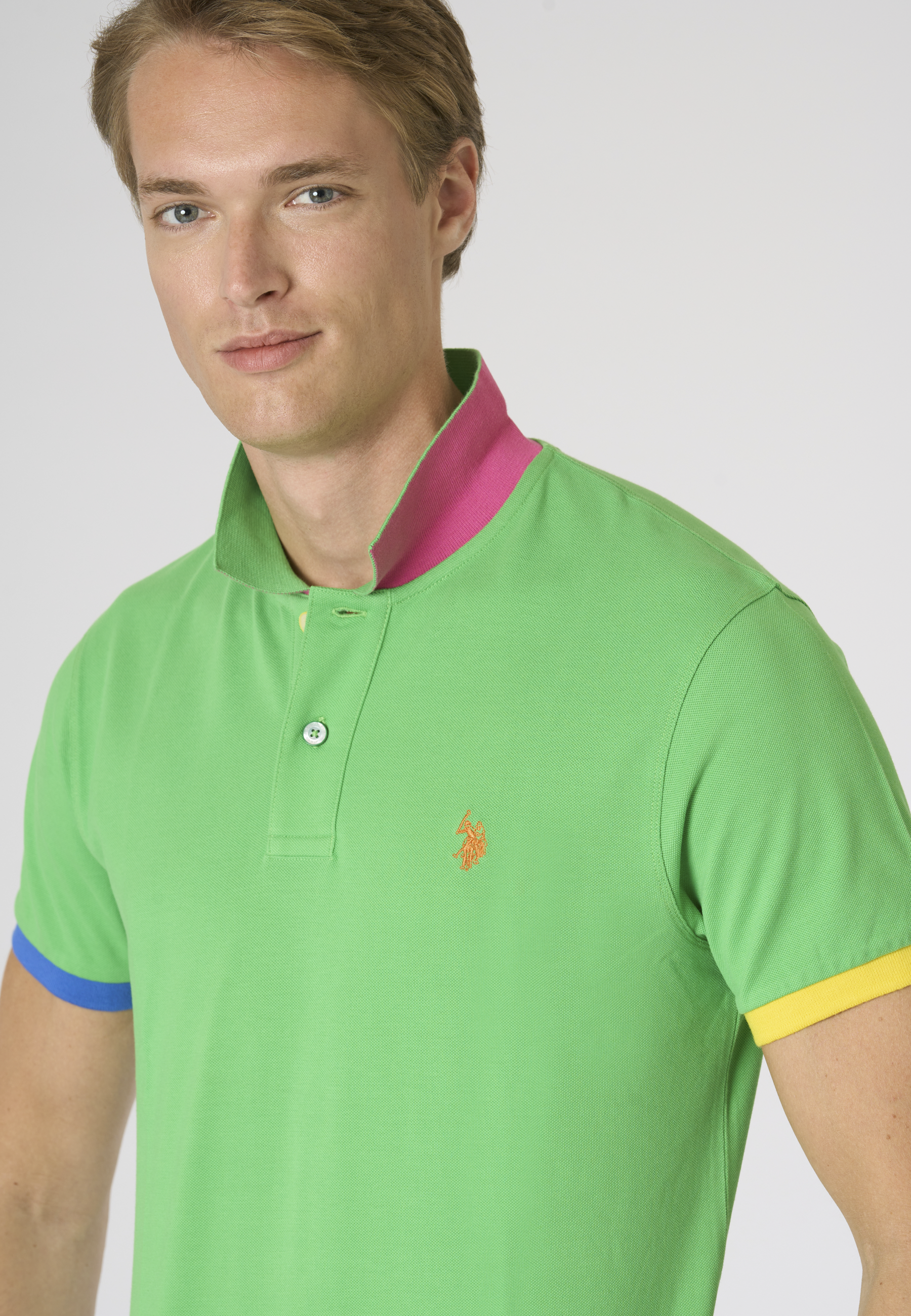 Polo shirt da uomo in cotone piquet con dettagli a contrasto e sottocolletto colorato