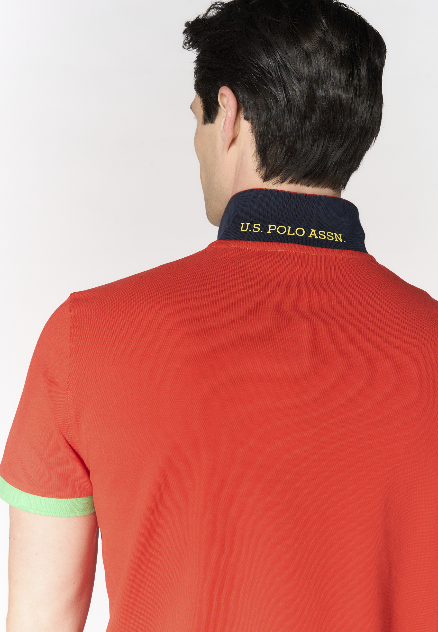 Polo shirt da uomo in cotone piquet con dettagli a contrasto e sottocolletto colorato