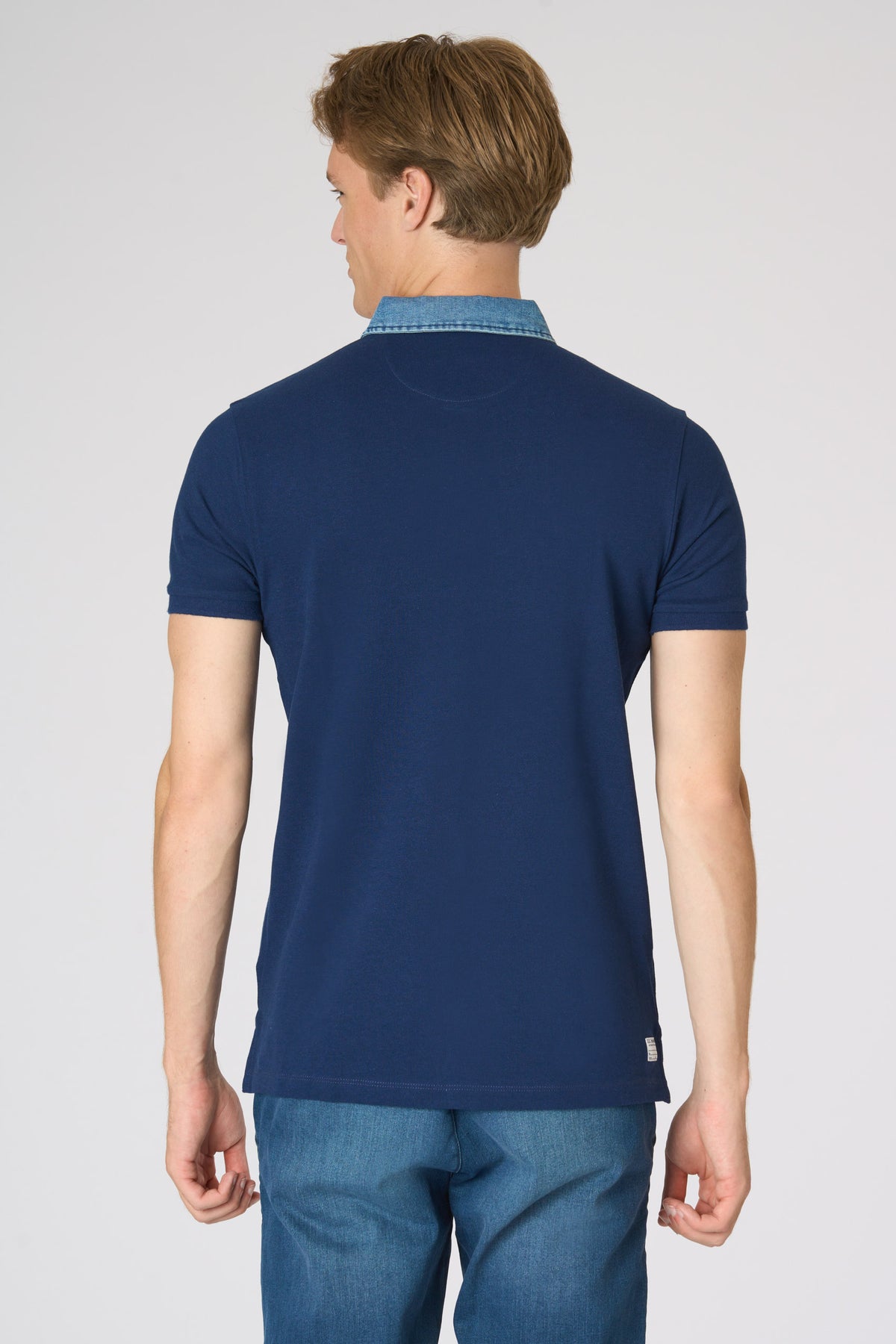 Polo shirt da uomo in cotone indigo con colletto a contrasto e logo