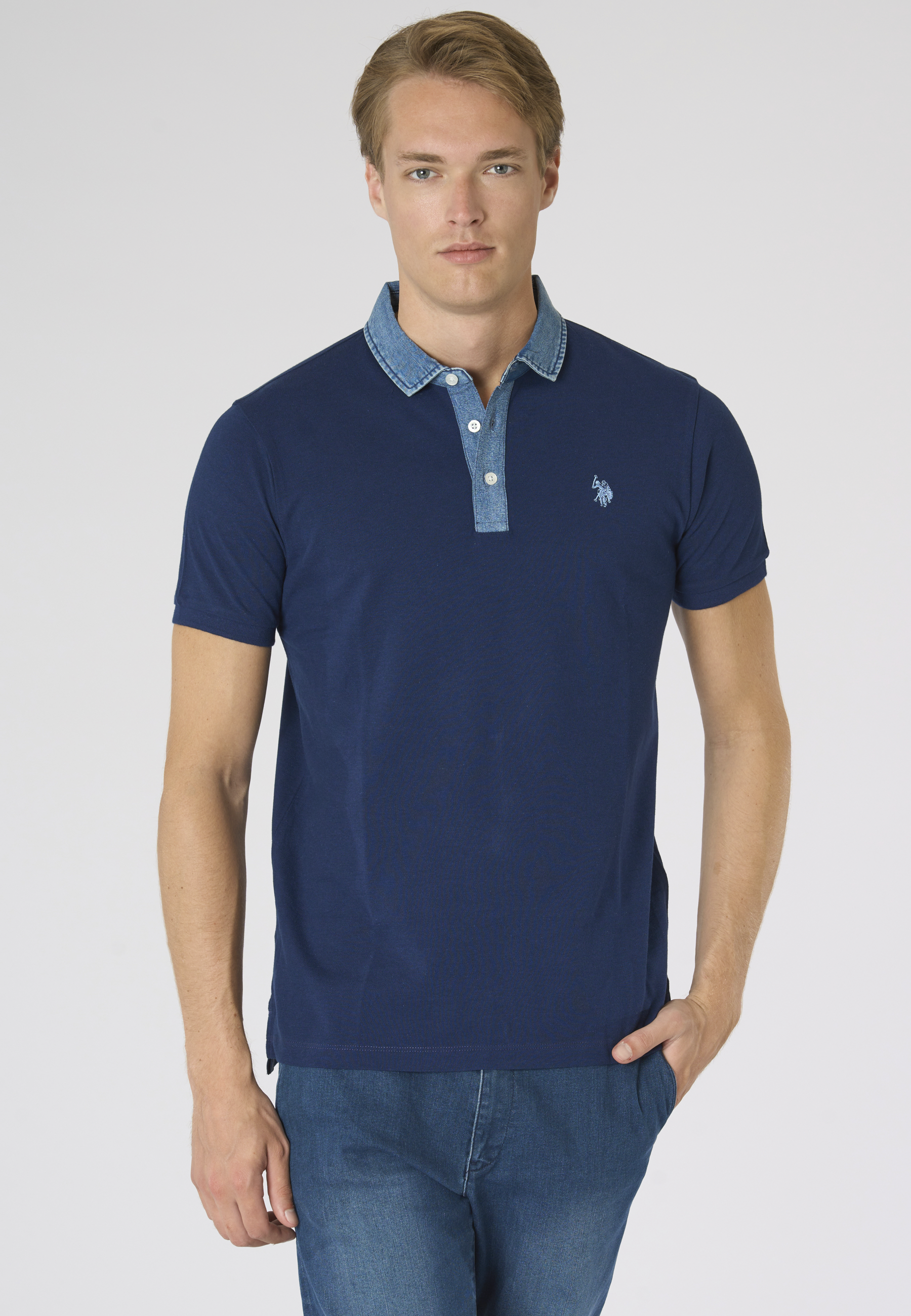 Polo shirt da uomo in cotone indigo con colletto a contrasto e logo