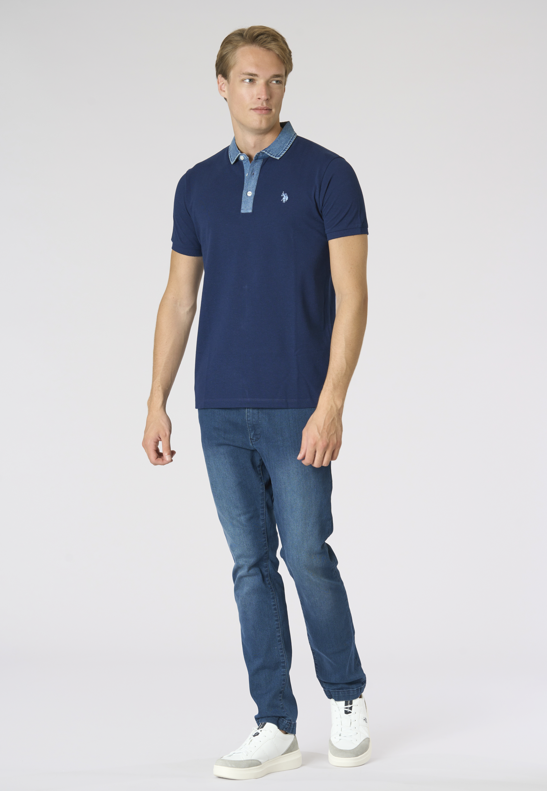 Polo shirt da uomo in cotone indigo con colletto a contrasto e logo