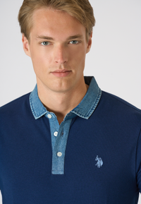 Polo shirt da uomo in cotone indigo con colletto a contrasto e logo