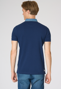 Polo shirt da uomo in cotone indigo con colletto a contrasto e logo