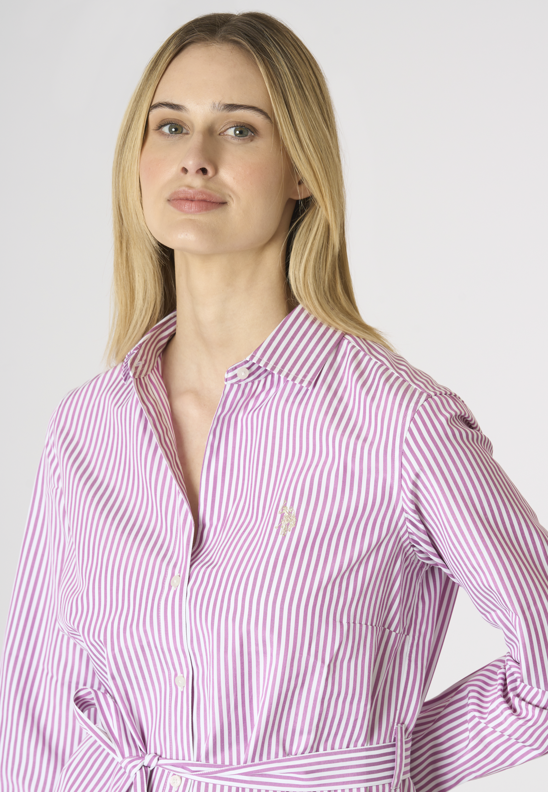 Abito chemisier da donna a righe con cintura in vita