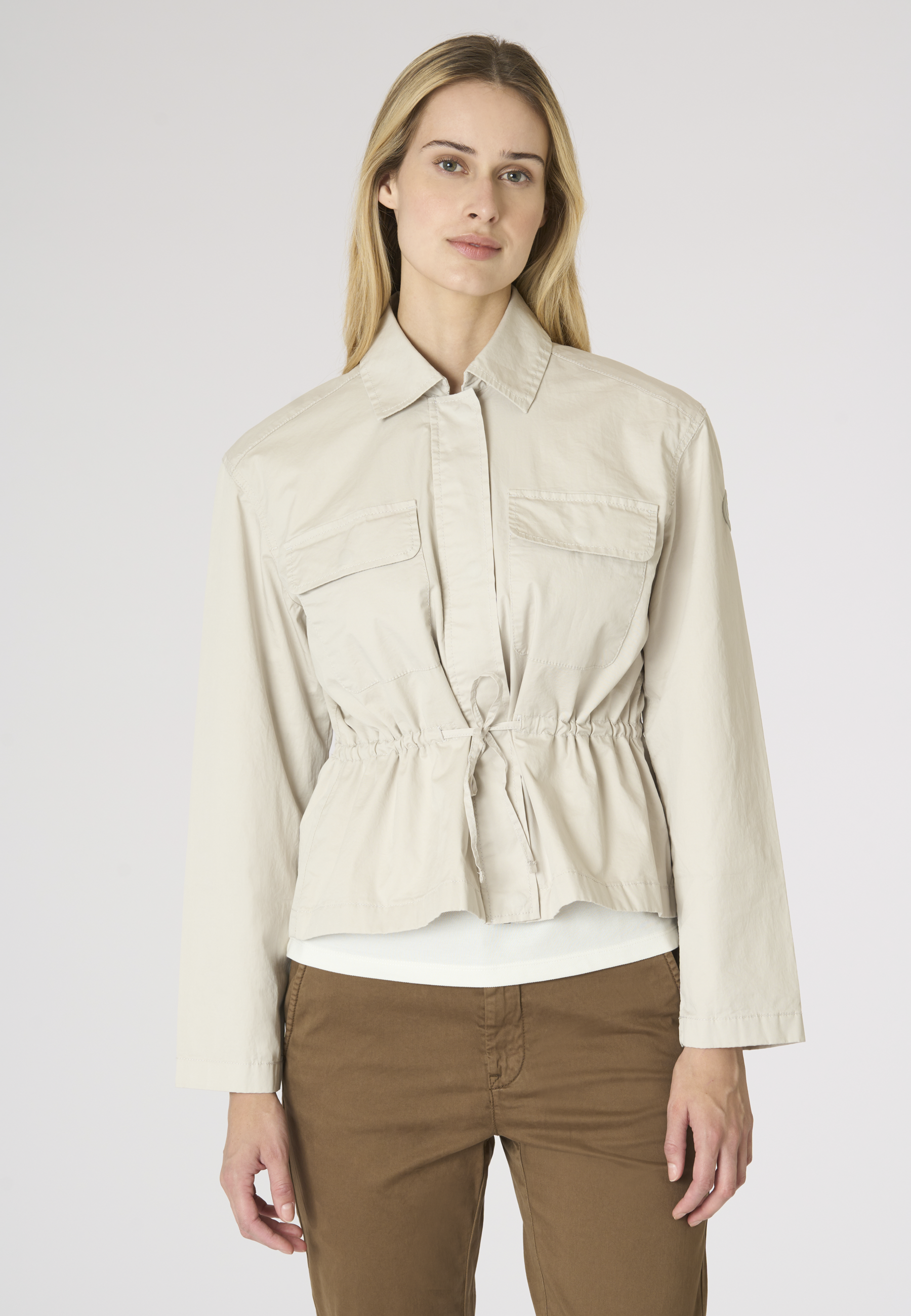 Giacca leggera da donna stile utility con coulisse in vita in cotone stretch