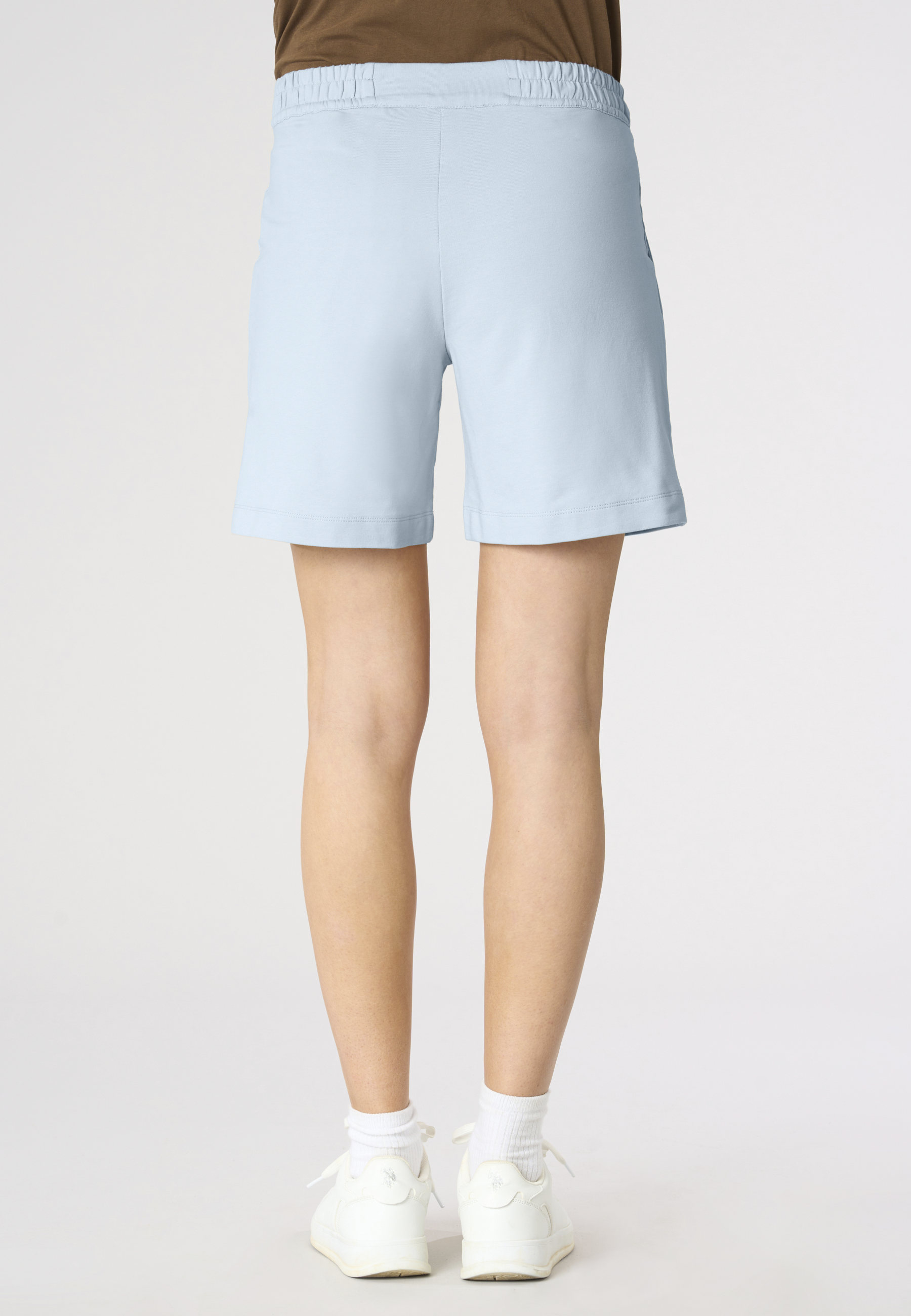 Pantalone corto sportivo da donna con vita elasticizzata e pinces frontali