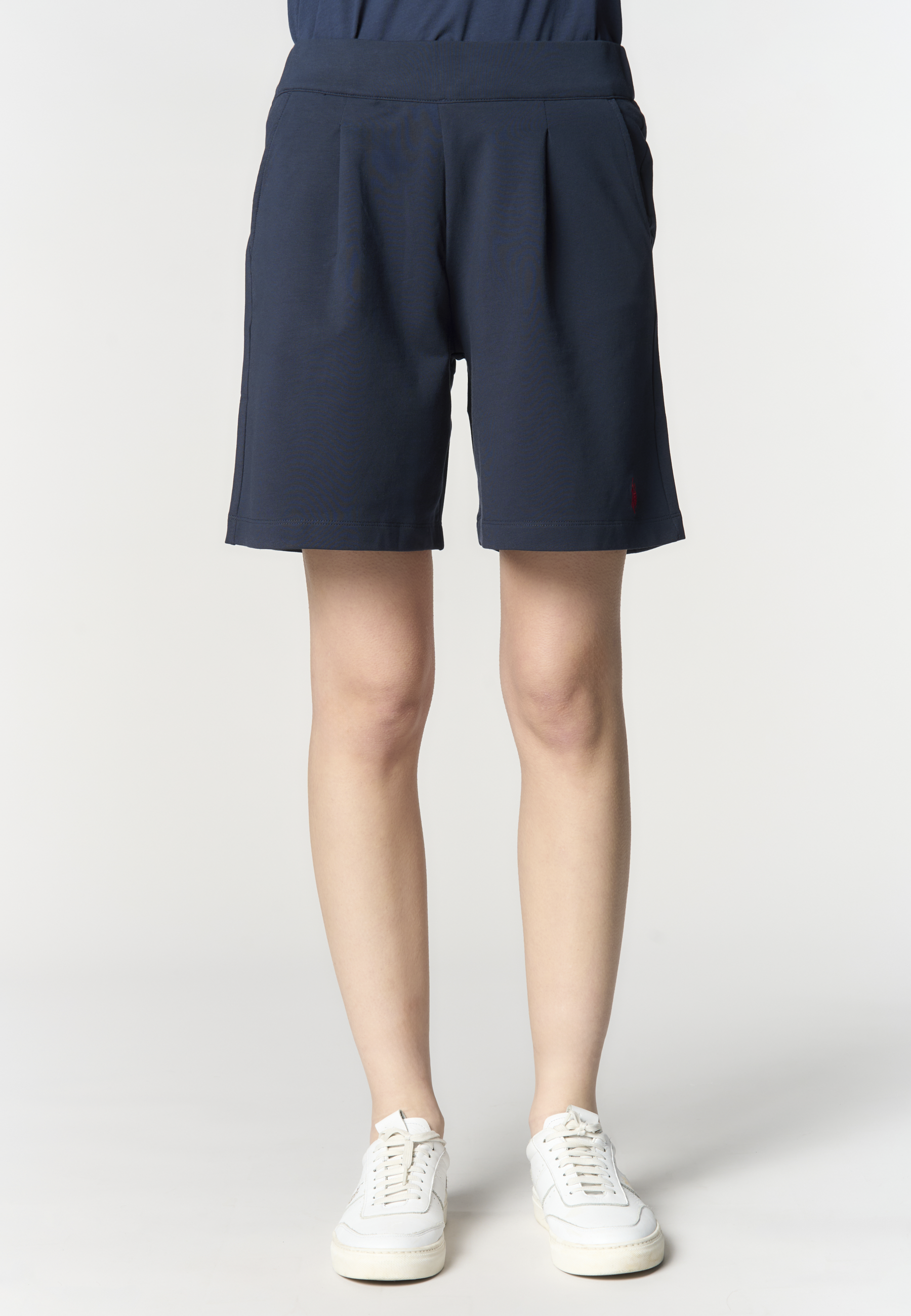Pantalone corto sportivo da donna con vita elasticizzata e pinces frontali