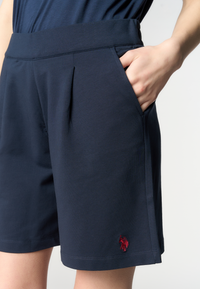 Pantalone corto sportivo da donna con vita elasticizzata e pinces frontali