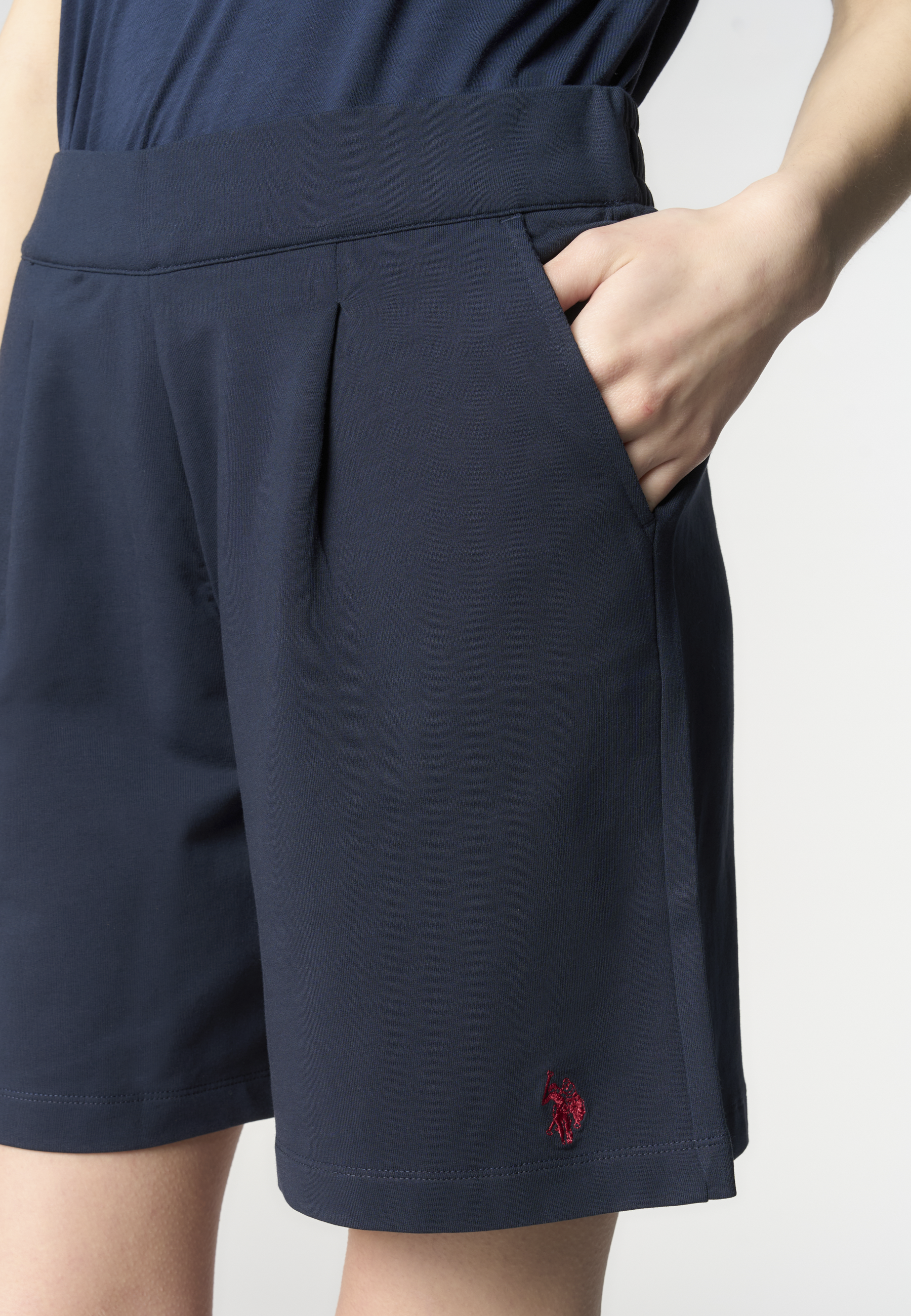 Pantalone corto sportivo da donna con vita elasticizzata e pinces frontali