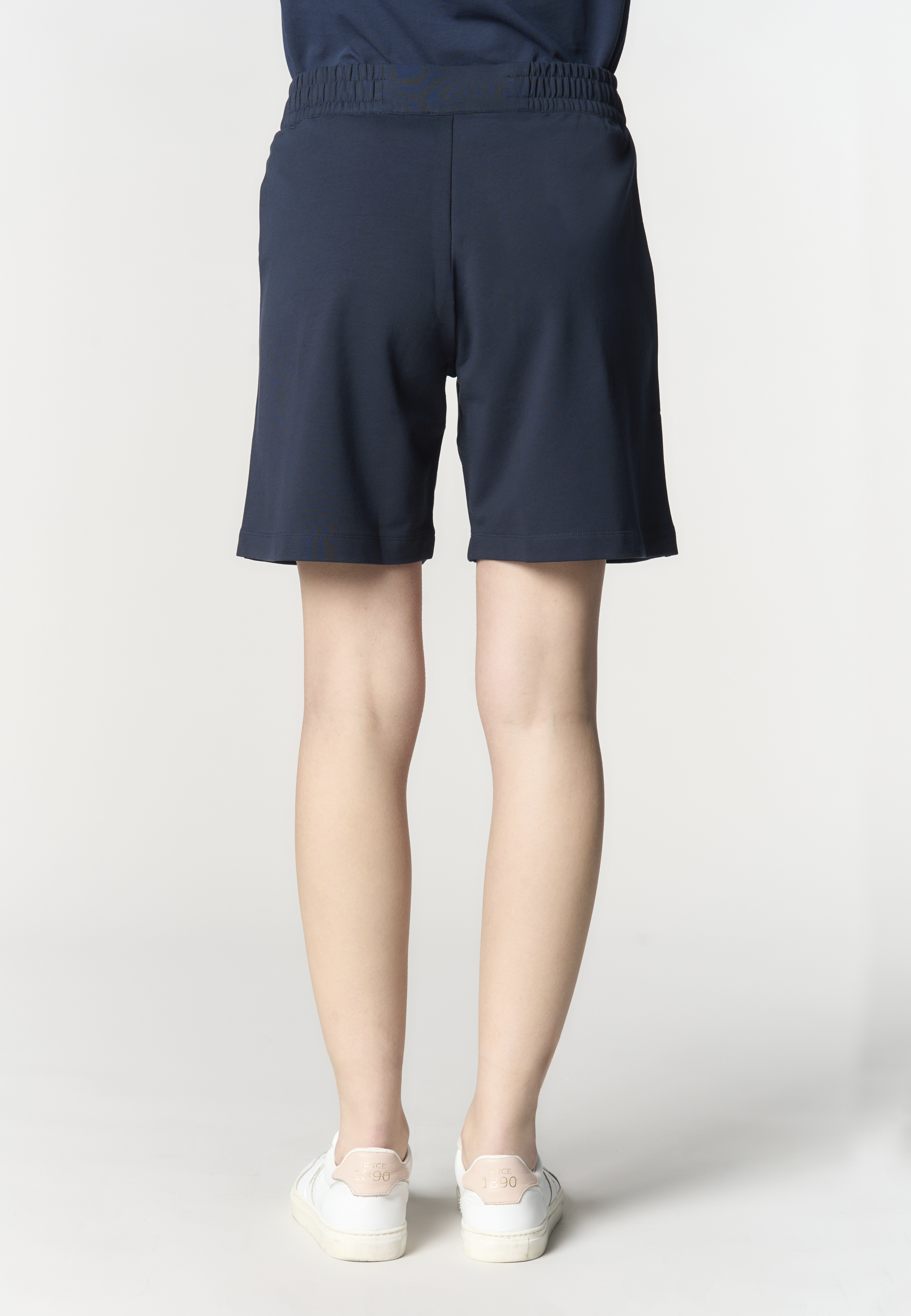 Pantalone corto sportivo da donna con vita elasticizzata e pinces frontali