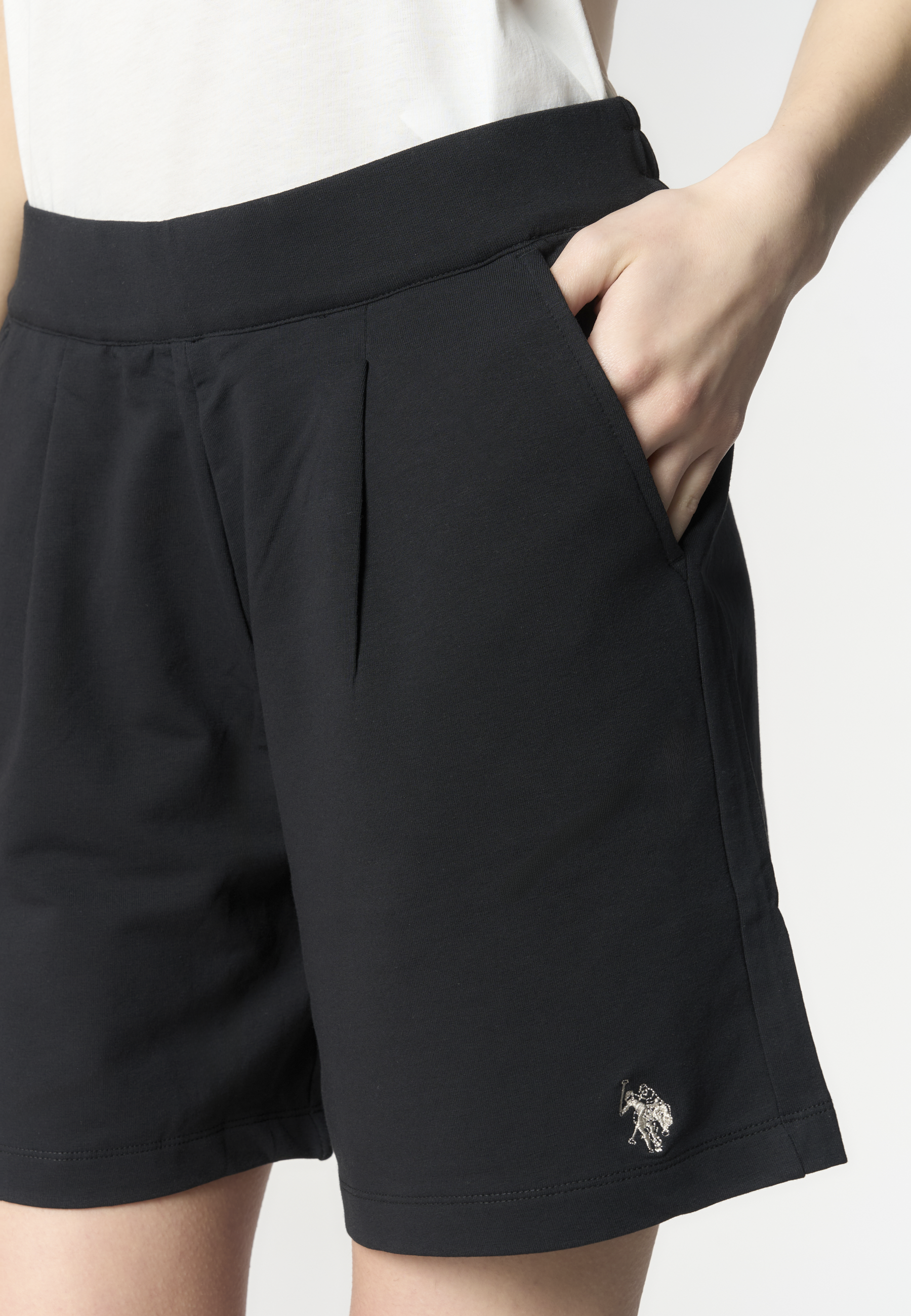 Pantalone corto sportivo da donna con vita elasticizzata e pinces frontali