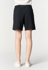 Pantalone corto sportivo da donna con vita elasticizzata e pinces frontali