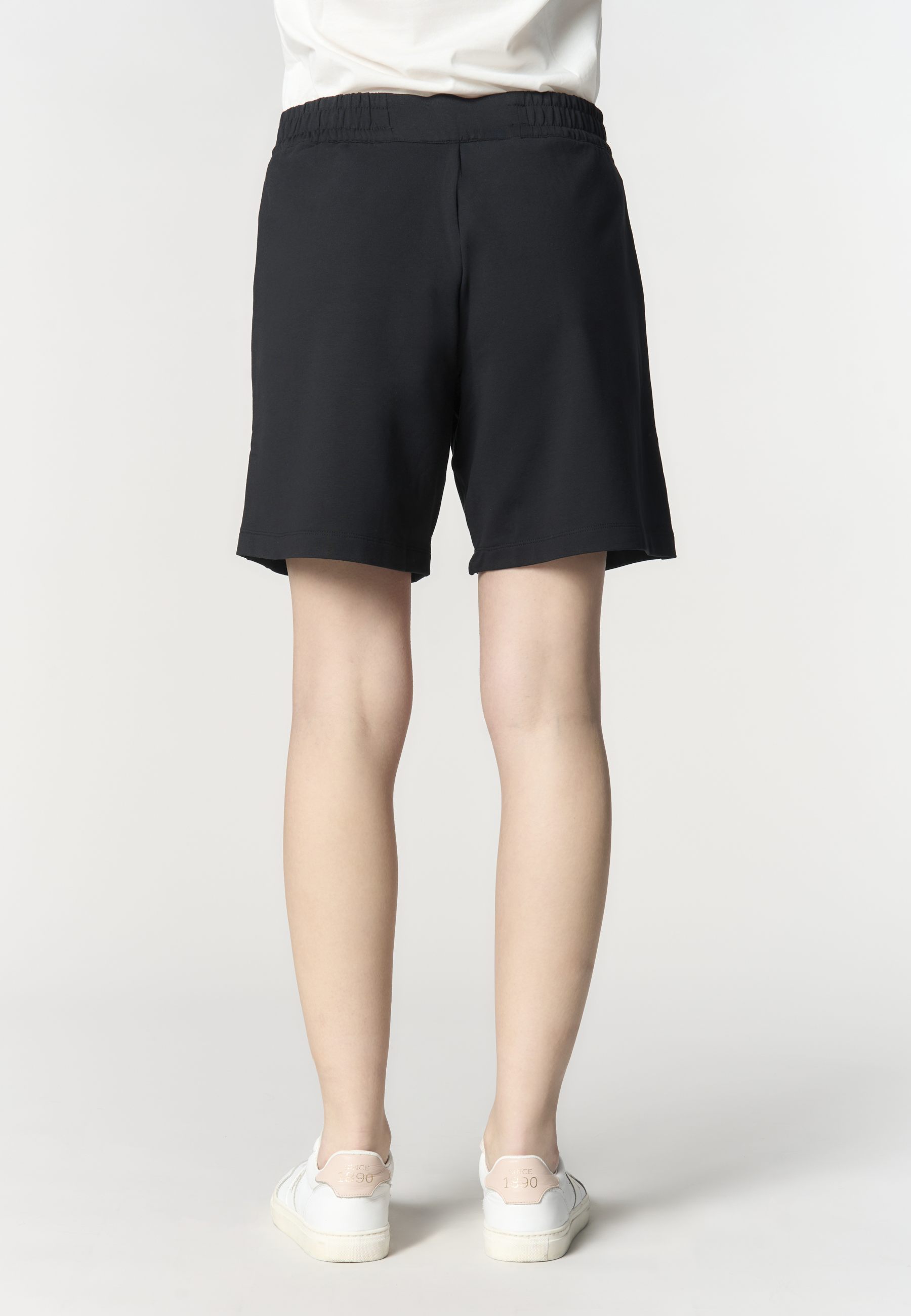 Pantalone corto sportivo da donna con vita elasticizzata e pinces frontali