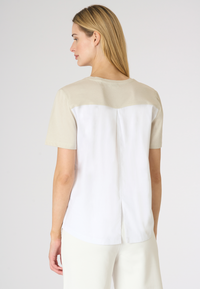 T-shirt in cotone con inserto a contrasto sul retro