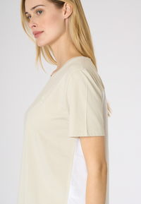 T-shirt in cotone con inserto a contrasto sul retro