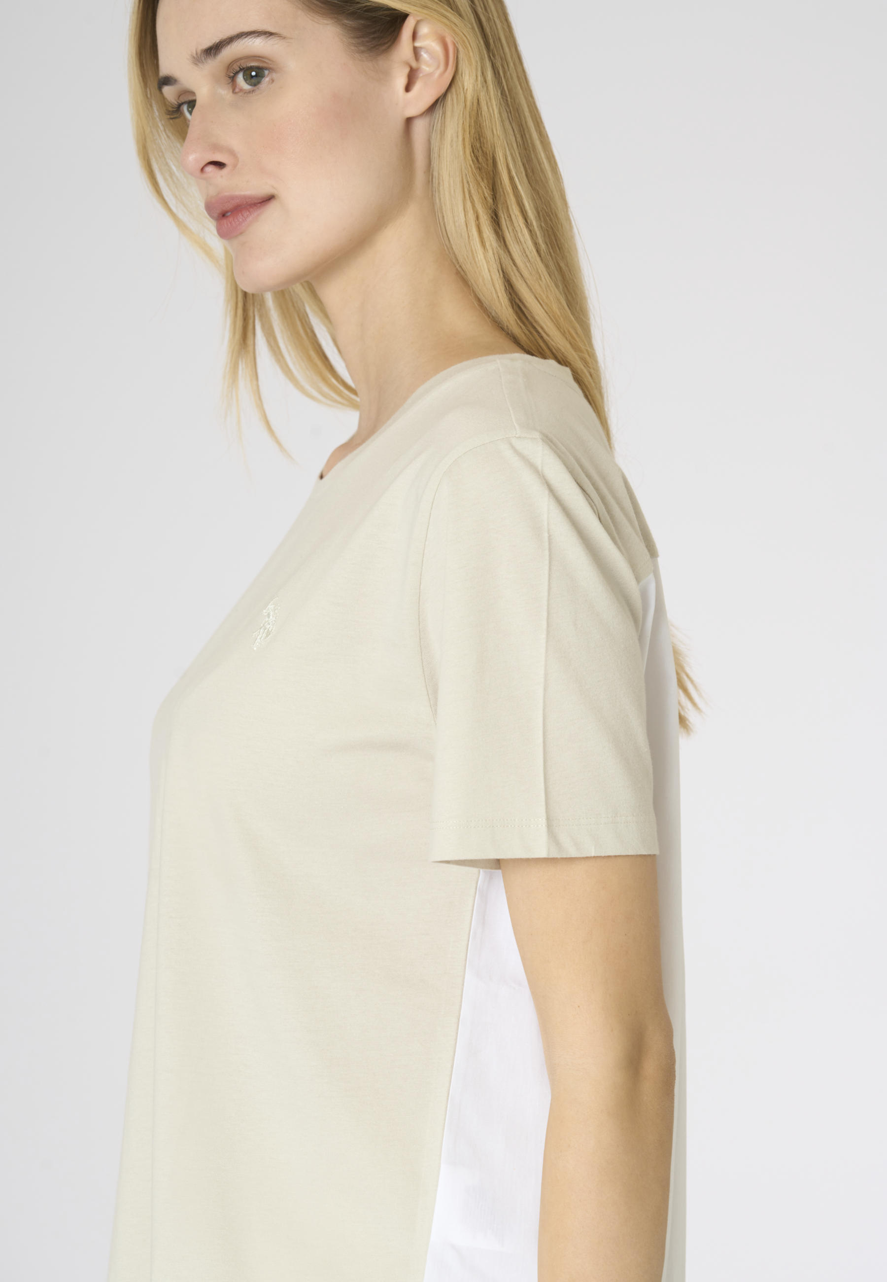 T-shirt in cotone con inserto a contrasto sul retro