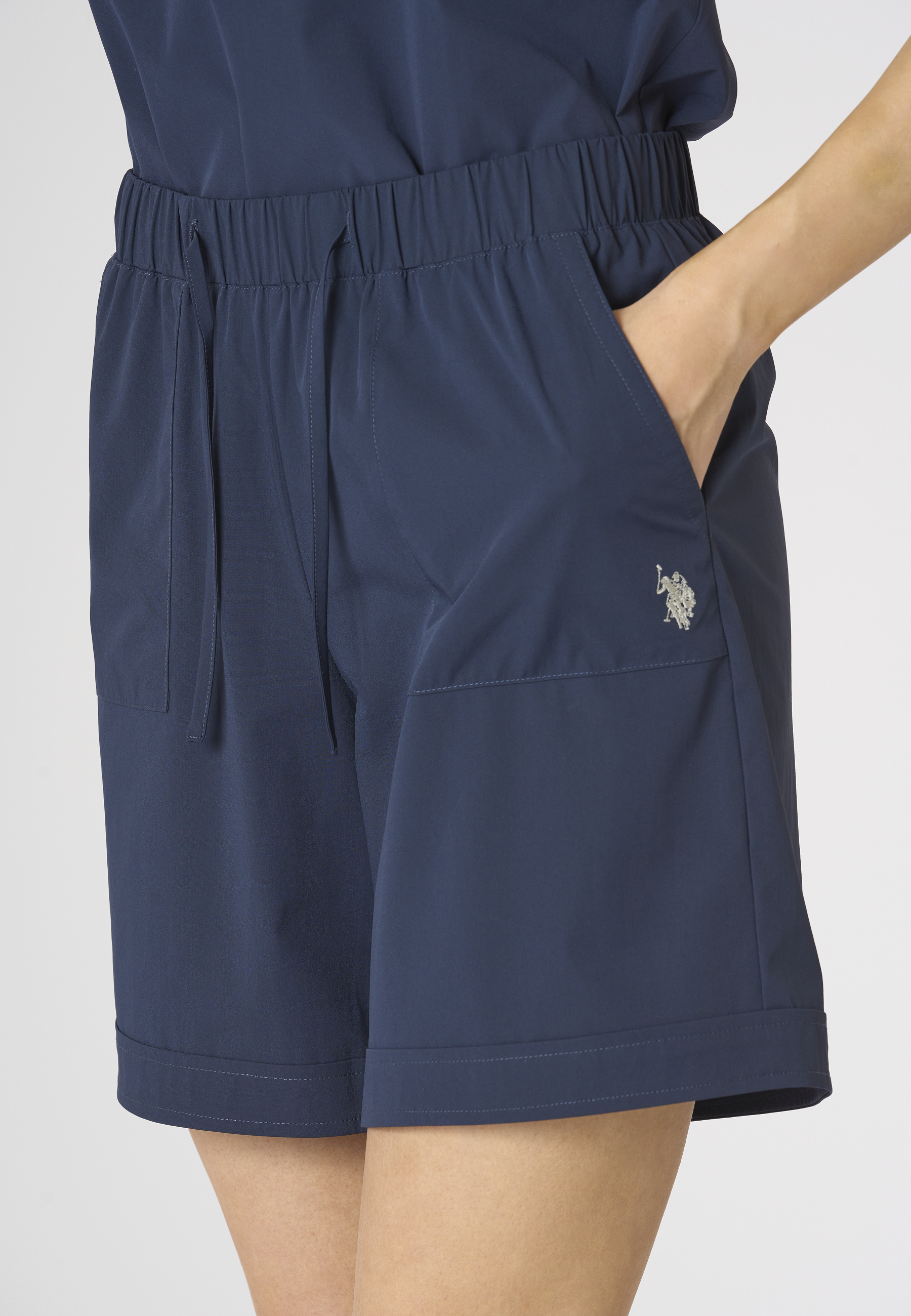 Pantalone corto sportivo da donna con vita elasticizzata