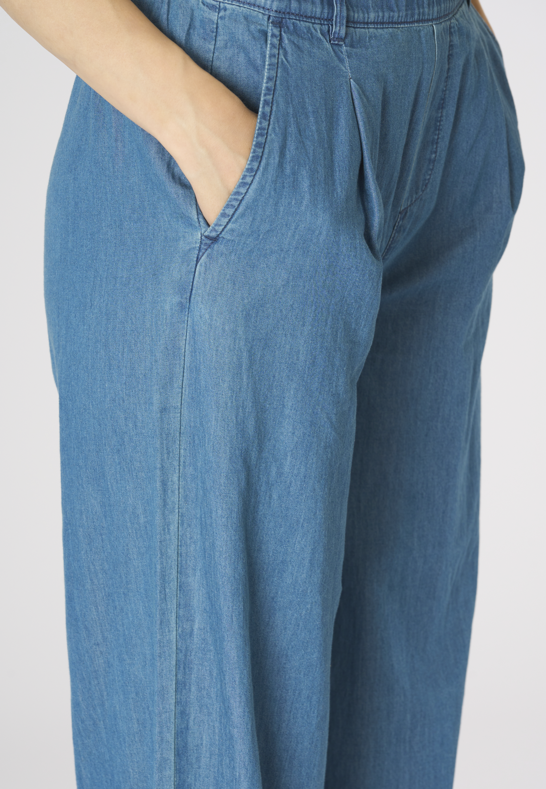Pantalone denim da donna con elastico in vita e gamba ampia