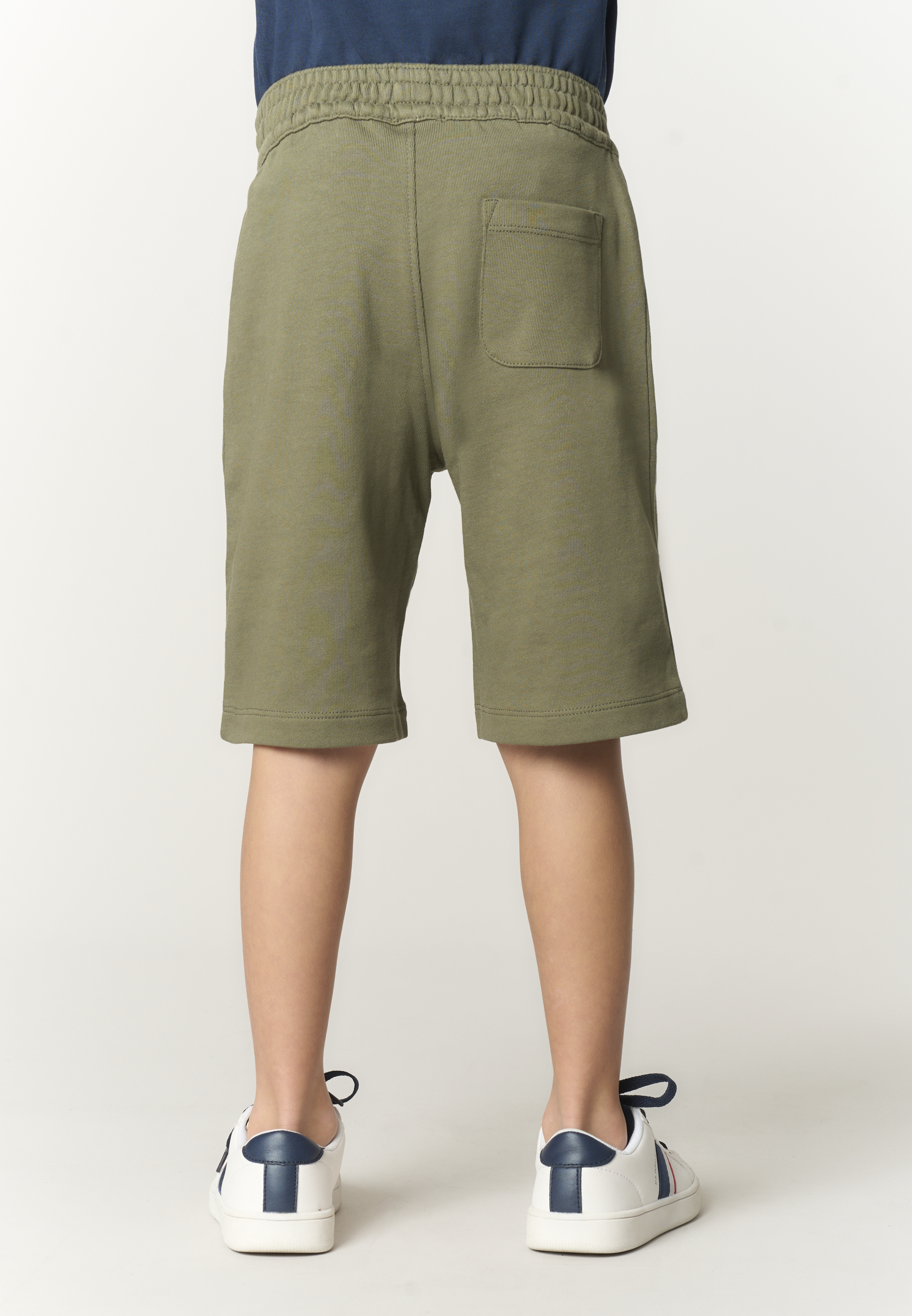Pantalone corto sportivo da bambino con vita elasticizzata e tasche laterali