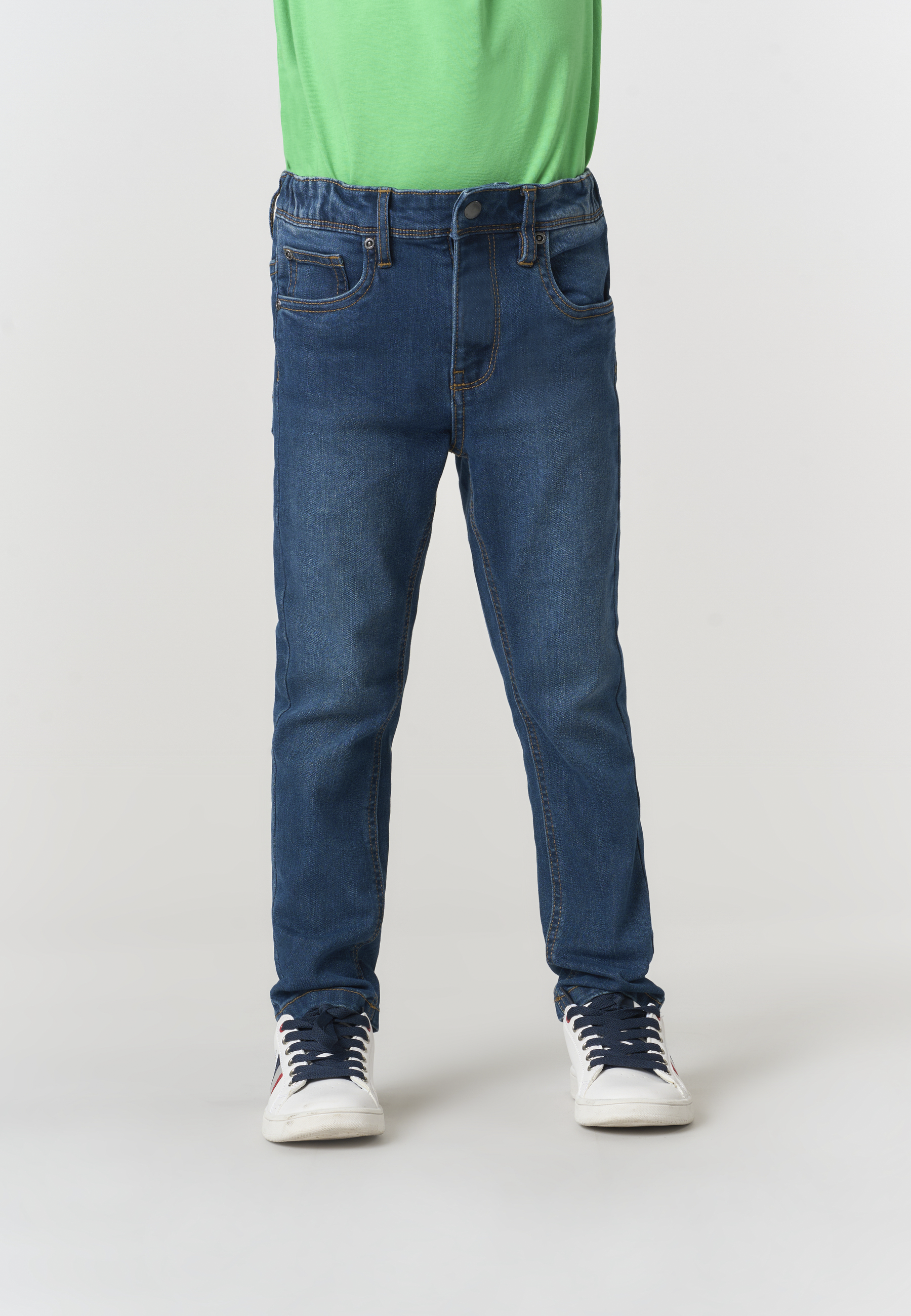 Pantalone denim slim fit da bambino con vita elasticizzata