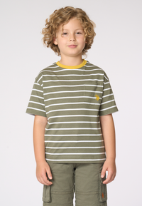 T-shirt a righe da bambino con taschino e logo