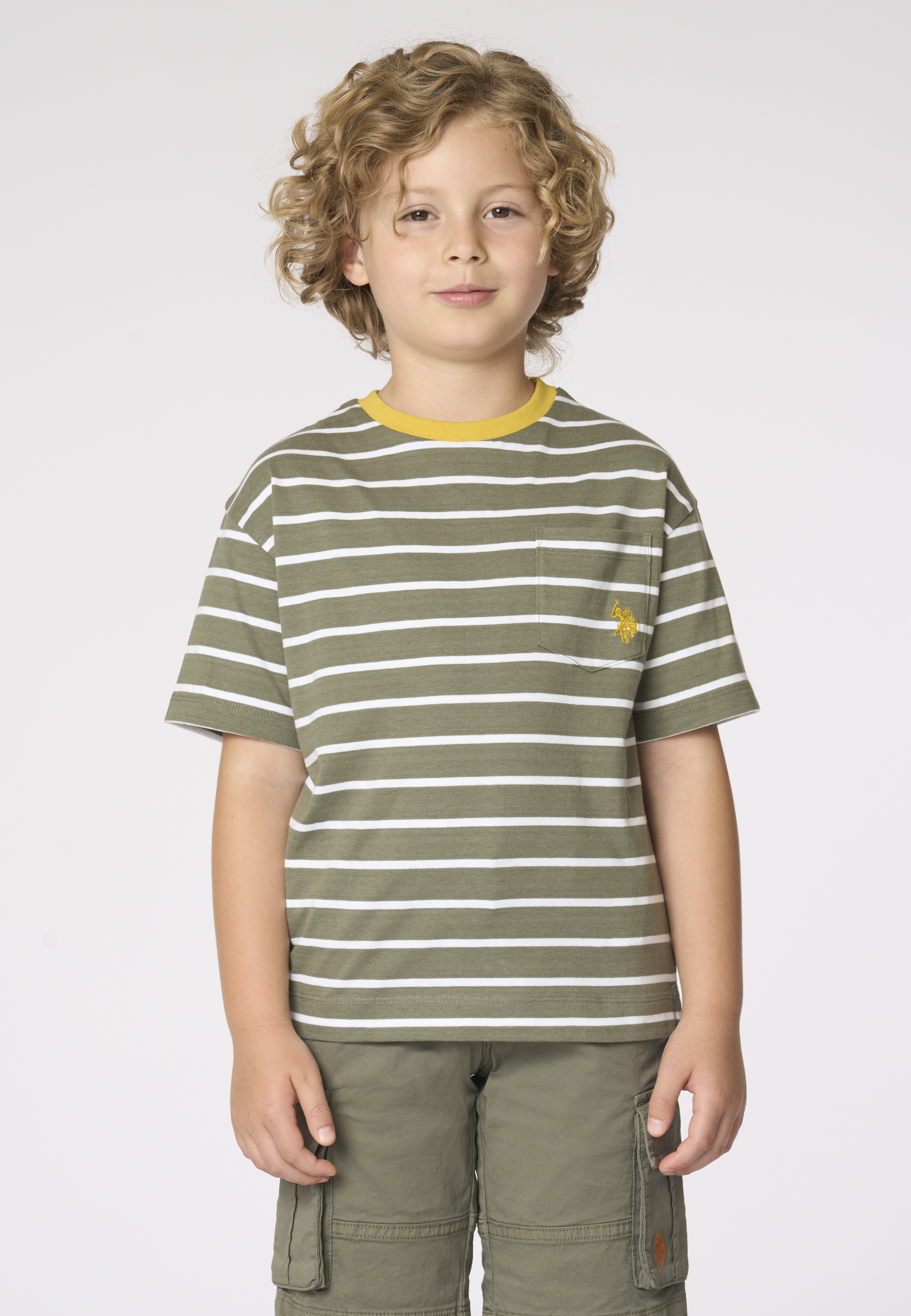 T-shirt a righe da bambino con taschino e logo