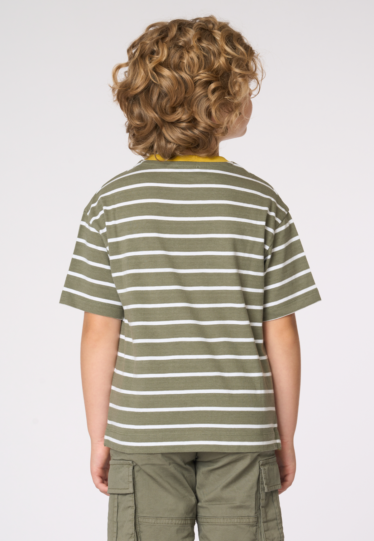T-shirt a righe da bambino con taschino e logo