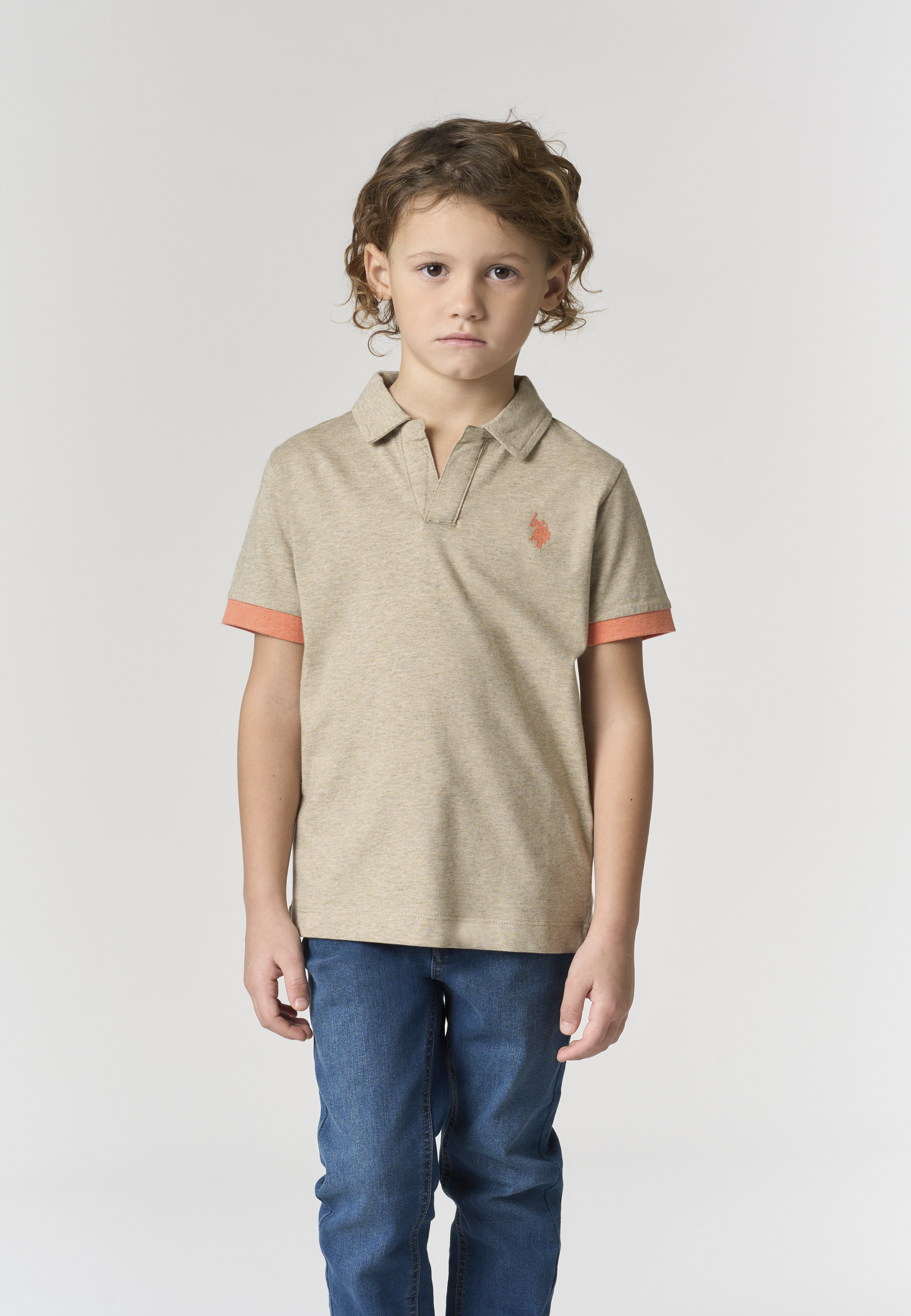 Polo shirt da bambino con scollo a V e dettagli a contrasto
