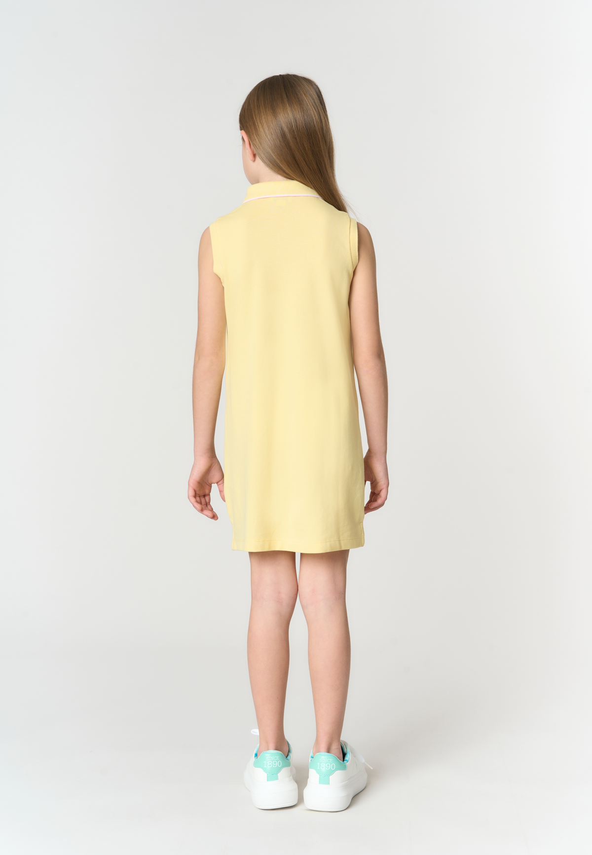 Abito smanicato con colletto da bambina