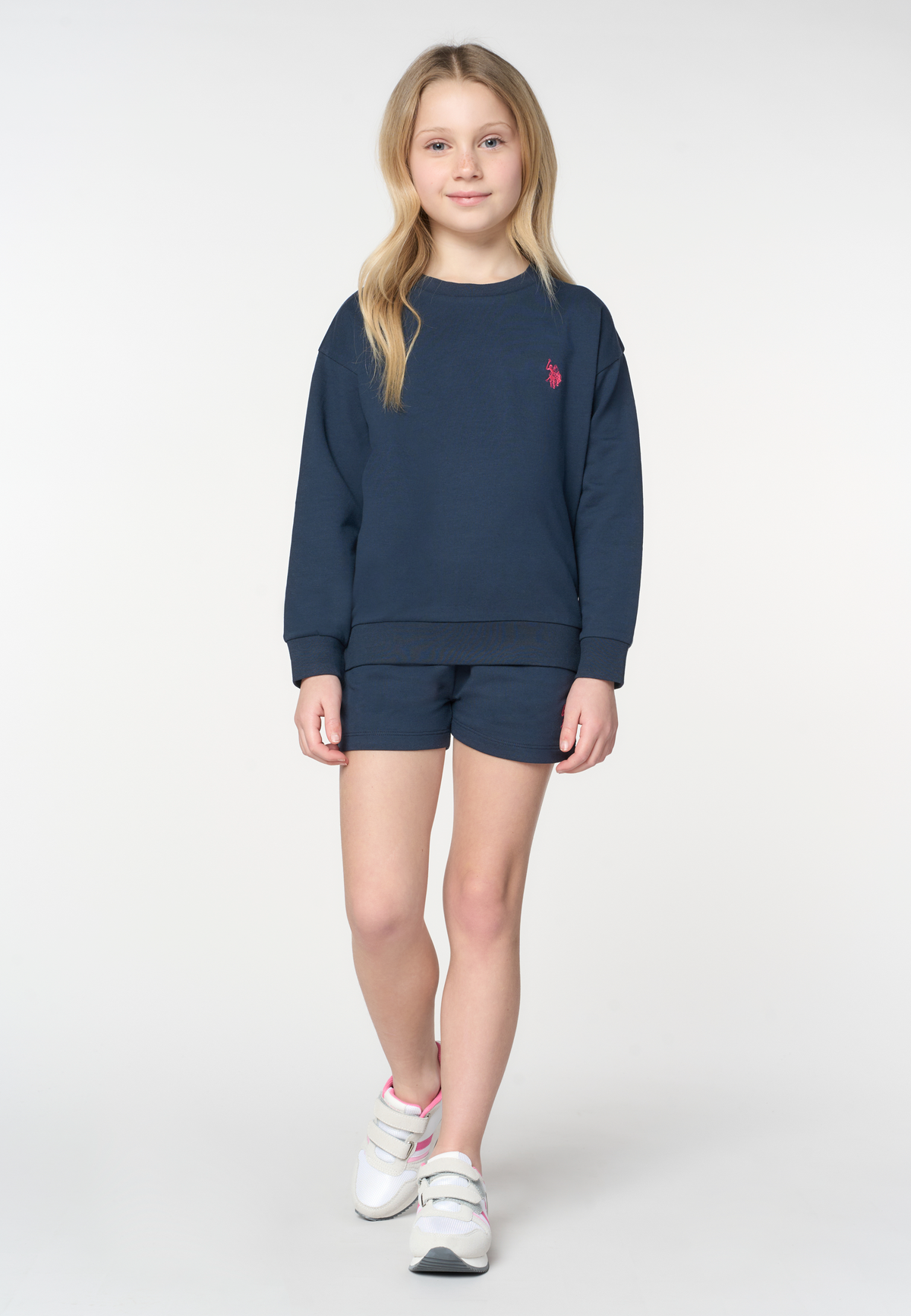 Shorts in felpa da bambina con vita elasticizzata, tasche laterali e logo ricamato