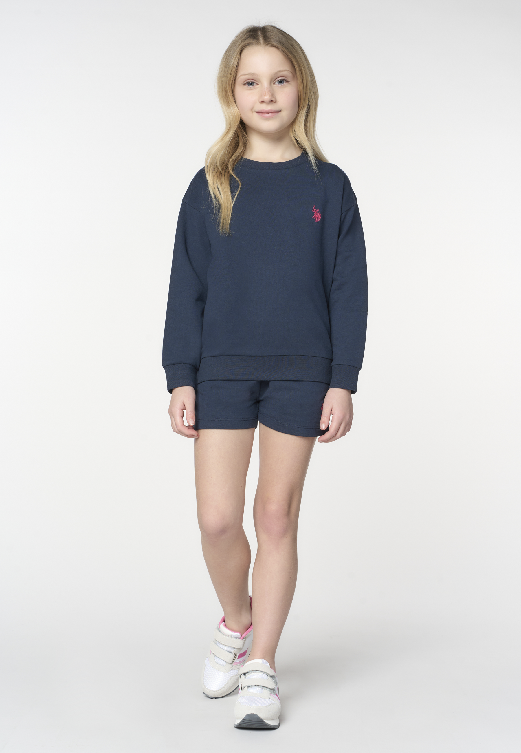 Shorts in felpa da bambina con vita elasticizzata, tasche laterali e logo ricamato