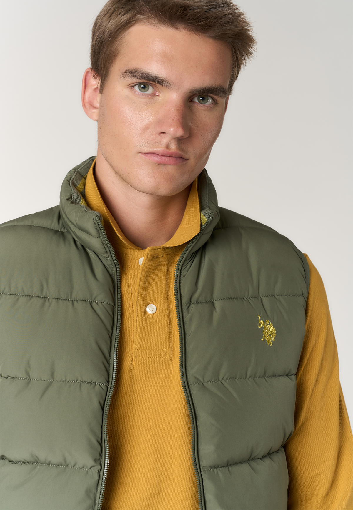 Gilet imbottito con chiusura zip e collo alto
