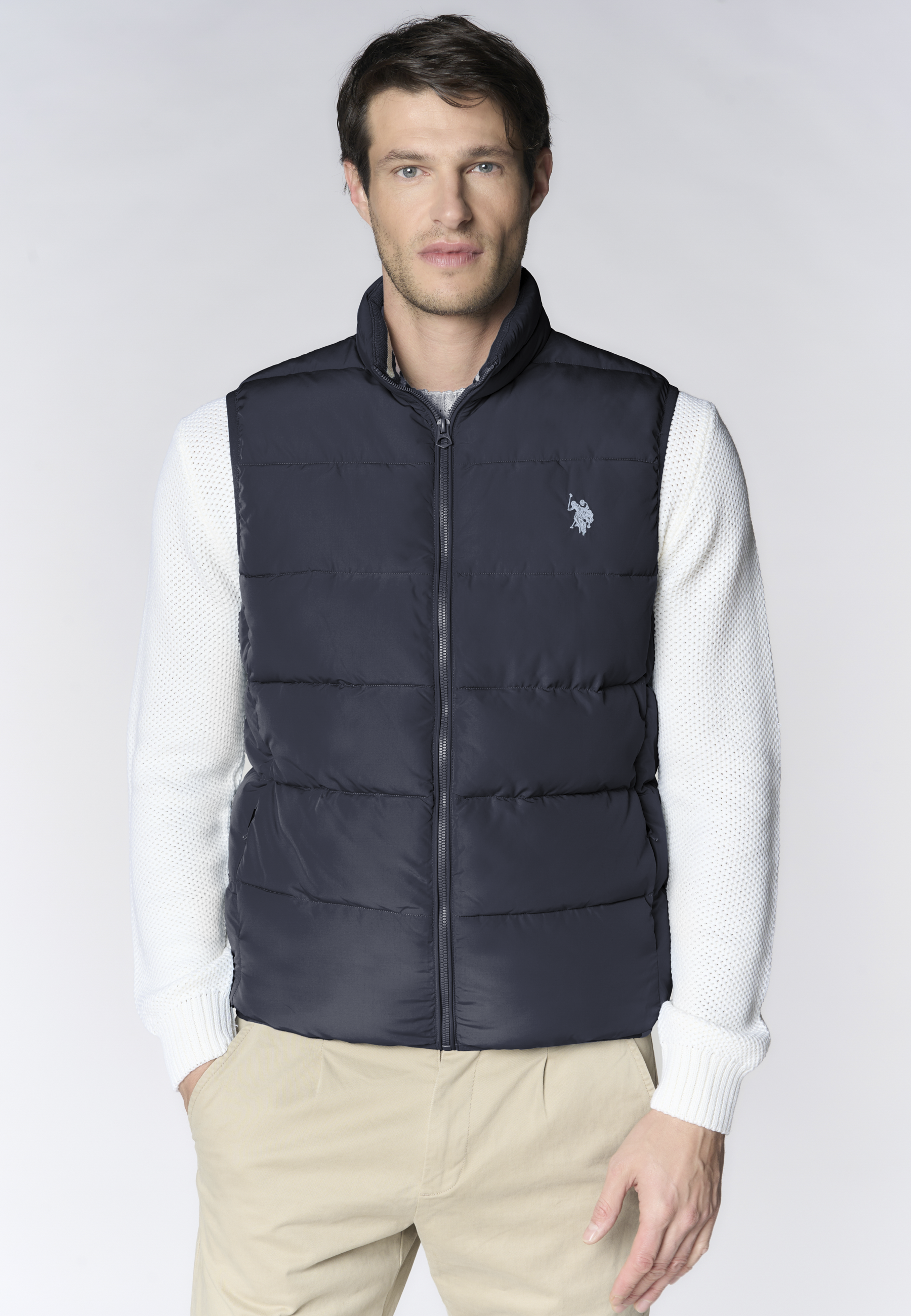 Gilet imbottito con chiusura zip e collo alto