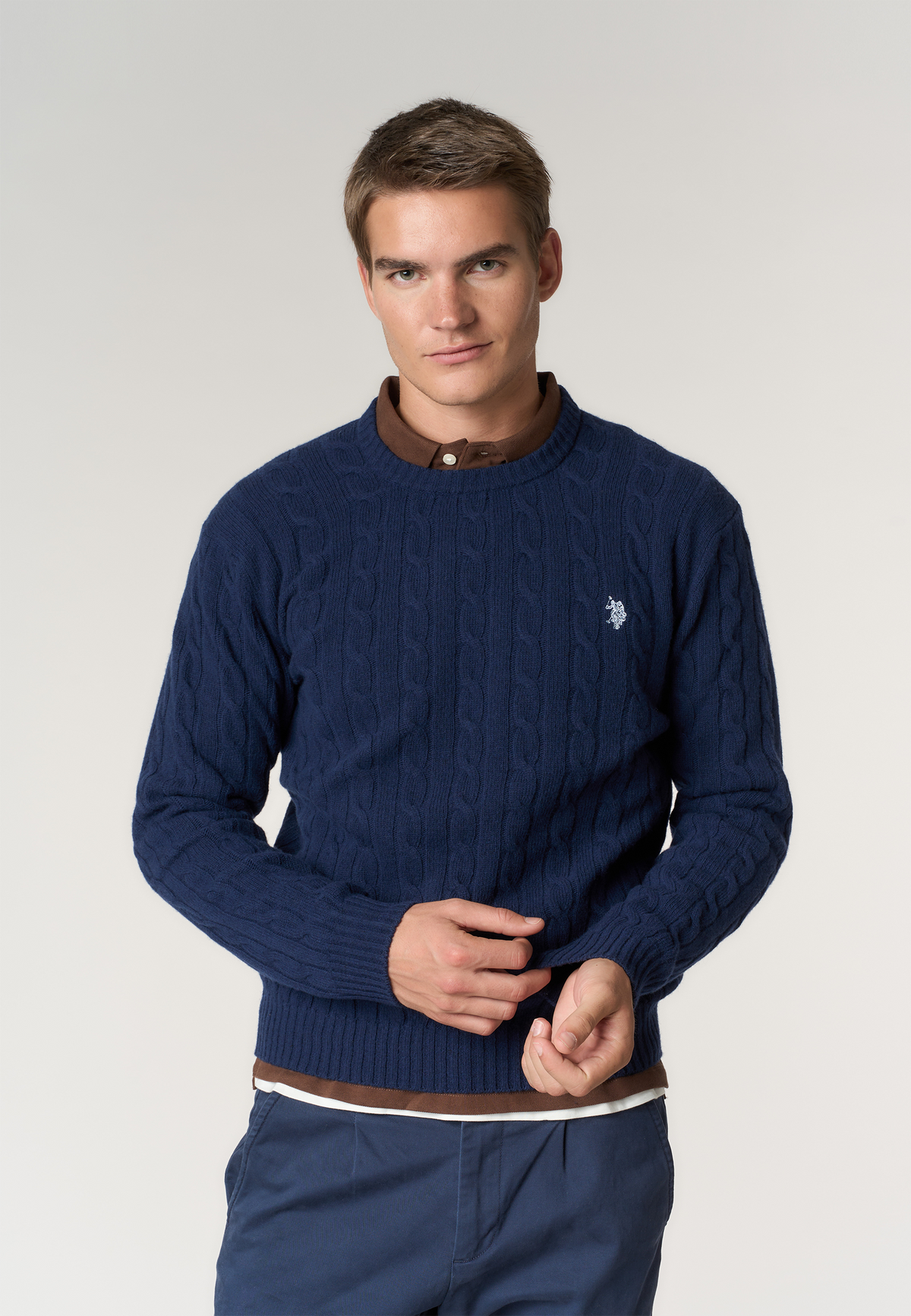 Maglia girocollo a trecce in lana merino