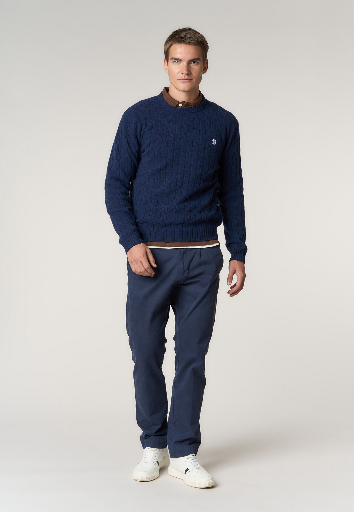 Maglia girocollo a trecce in lana merino