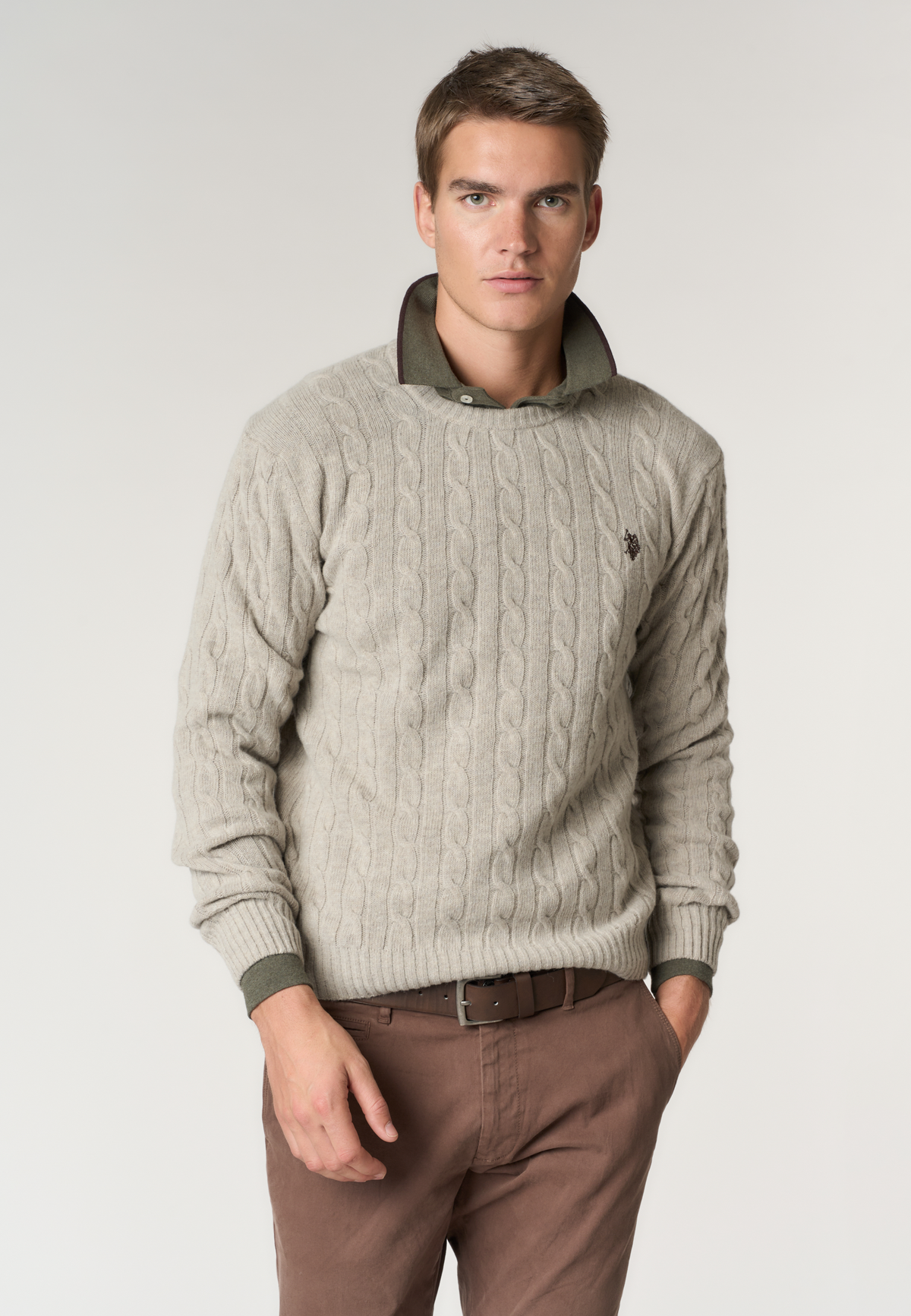 Maglia girocollo a trecce in lana merino