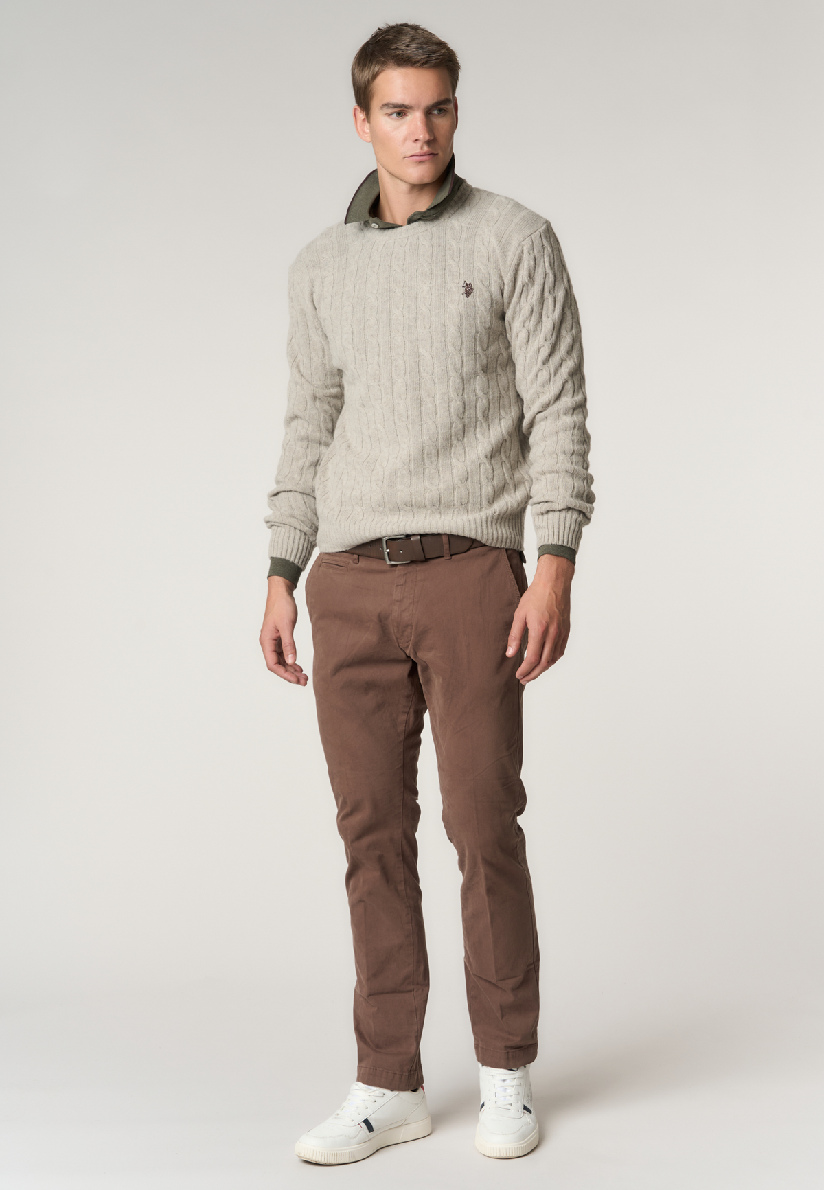 Maglia girocollo a trecce in lana merino