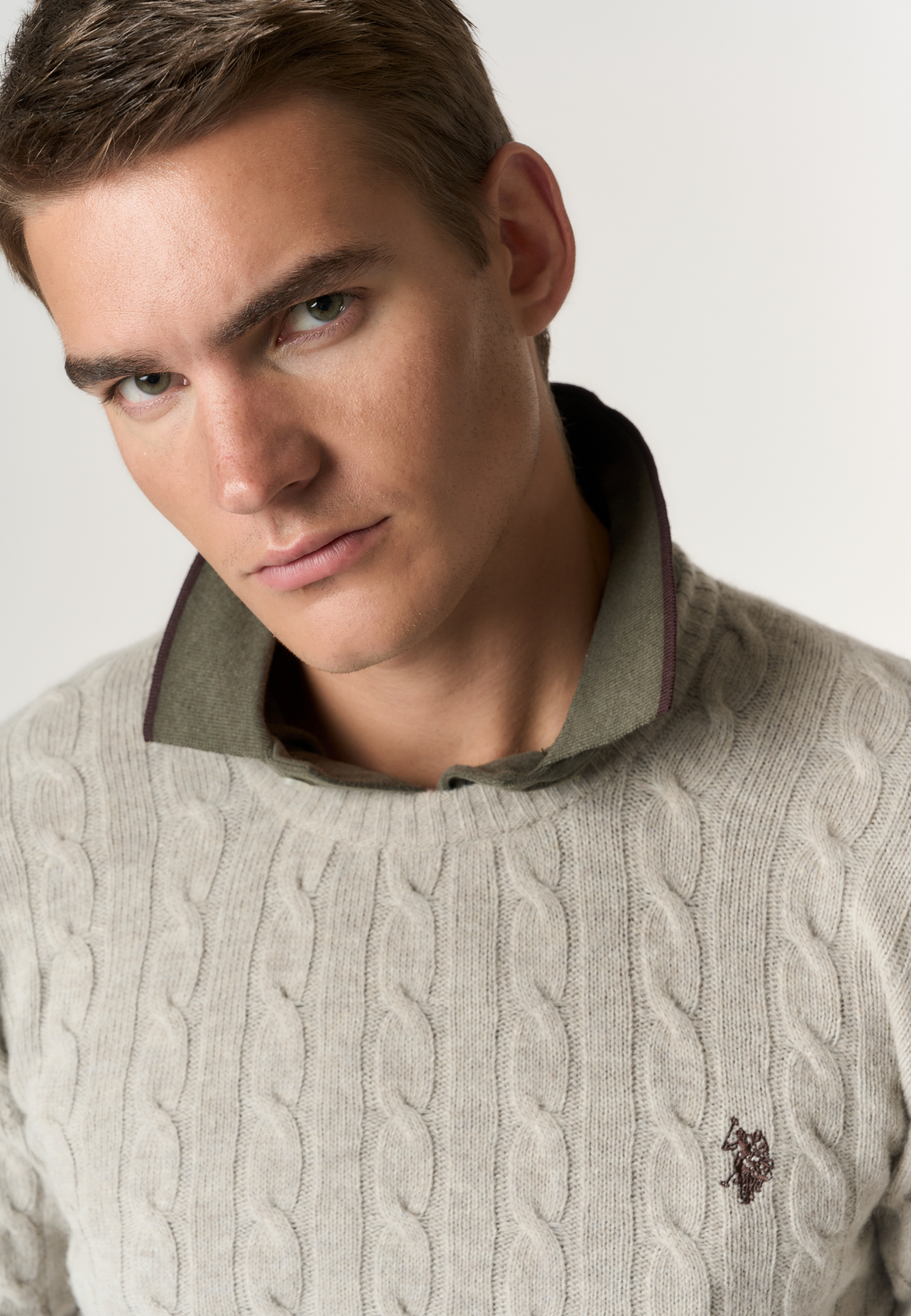Maglia girocollo a trecce in lana merino