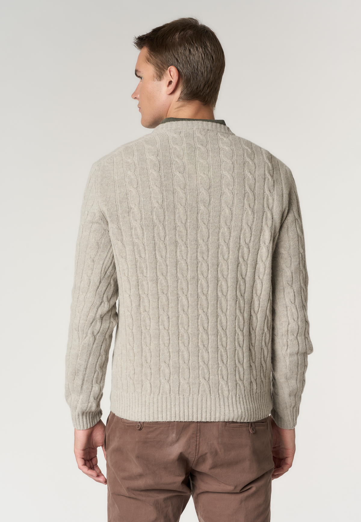 Maglia girocollo a trecce in lana merino