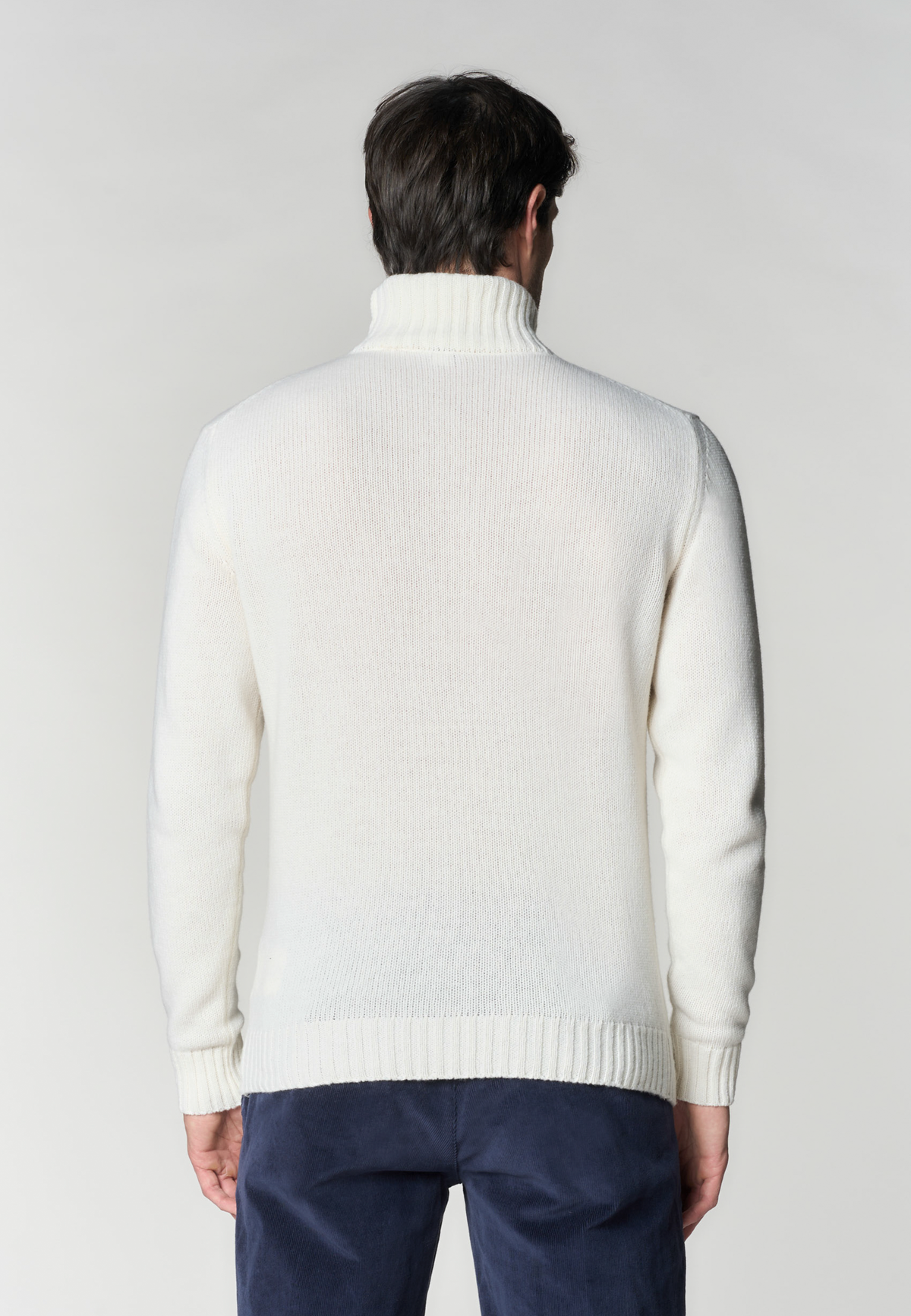 Maglia dolcevita da uomo con lavorazione a trecce